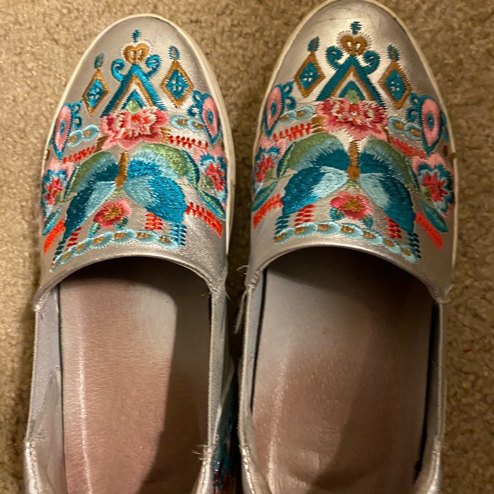 Johnny was embroidered shoes